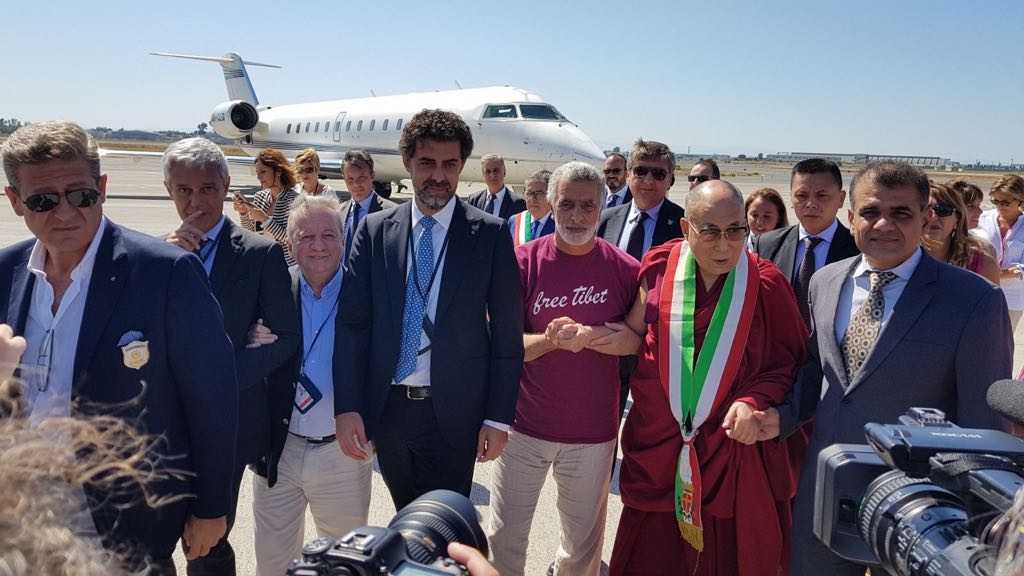 Il Dalai Lama atterra nell'Aeroporto di Catania